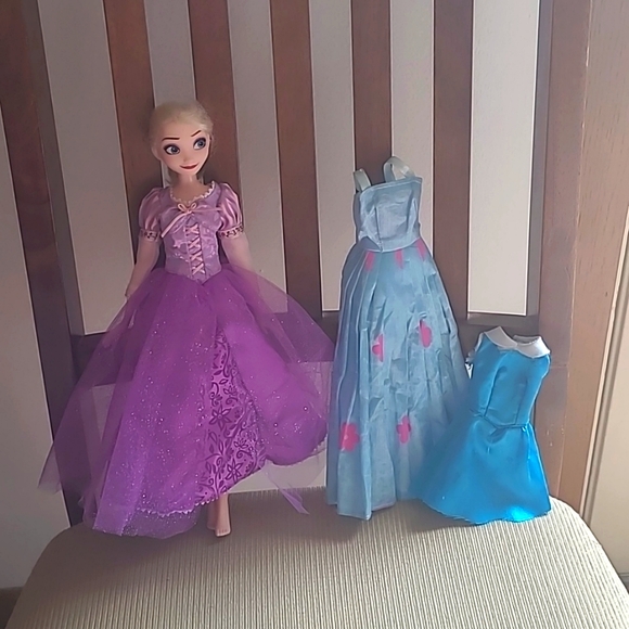HASBRO YEAR 2016 DISNEY FROZEN SERIES ELSA 11 IN. DOLL&TWO MORE DRESSES. - Picture 4 of 13